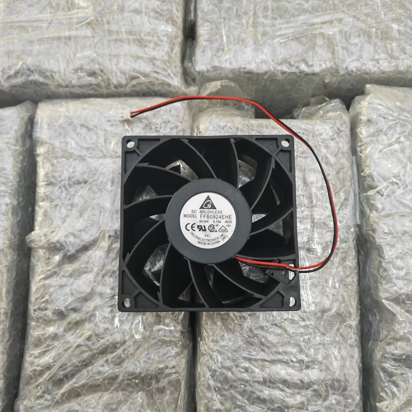 New FFB0924EHE FFB0924EHE-6P04-BR00 FFB0924EHE-SM10-R00 24V 0.75A 9238 Industrial Cooling Fan Fast Shipping